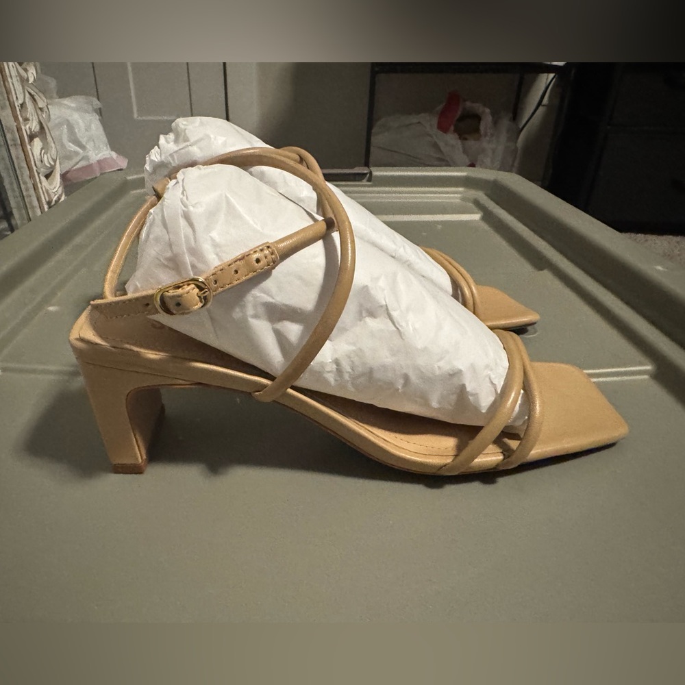 Schutz Heels - Aimee Block - deluxe tan/light nude
Brand new